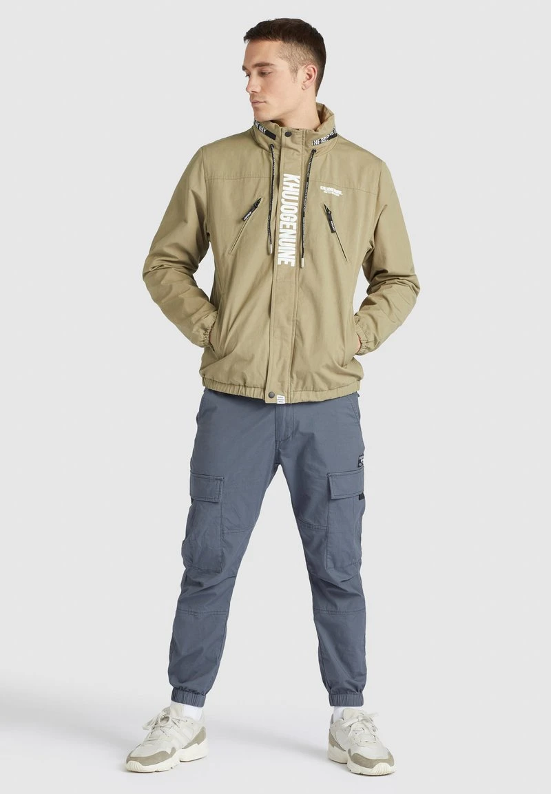 Am billigsten ✔️ Khujo PALE - Leichte Jacke - Beige, Herren 😉 1 Am billigsten ✔️ Khujo PALE - Leichte Jacke - Beige, Herren 😉