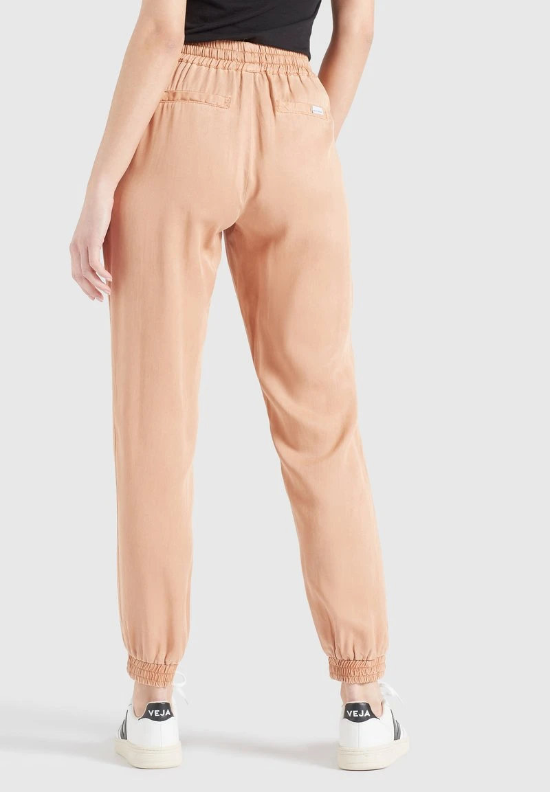 Großhandel ⌛ Khujo MARIZA - Jogginghose - Aprikot Gewaschen, Damen 🥰 3 Großhandel ⌛ Khujo MARIZA - Jogginghose - Aprikot Gewaschen, Damen 🥰 – Bild 3