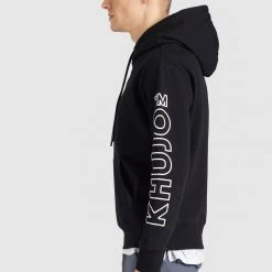 Rabatt ✔️ Khujo RODNEY - LOGO - Kapuzenpullover - Black, Herren 👍 12 Rabatt ✔️ Khujo RODNEY - LOGO - Kapuzenpullover - Black, Herren 👍 -Khujo Verkaufsladen 50e2cc8d7da941cab2553ba94211a68f